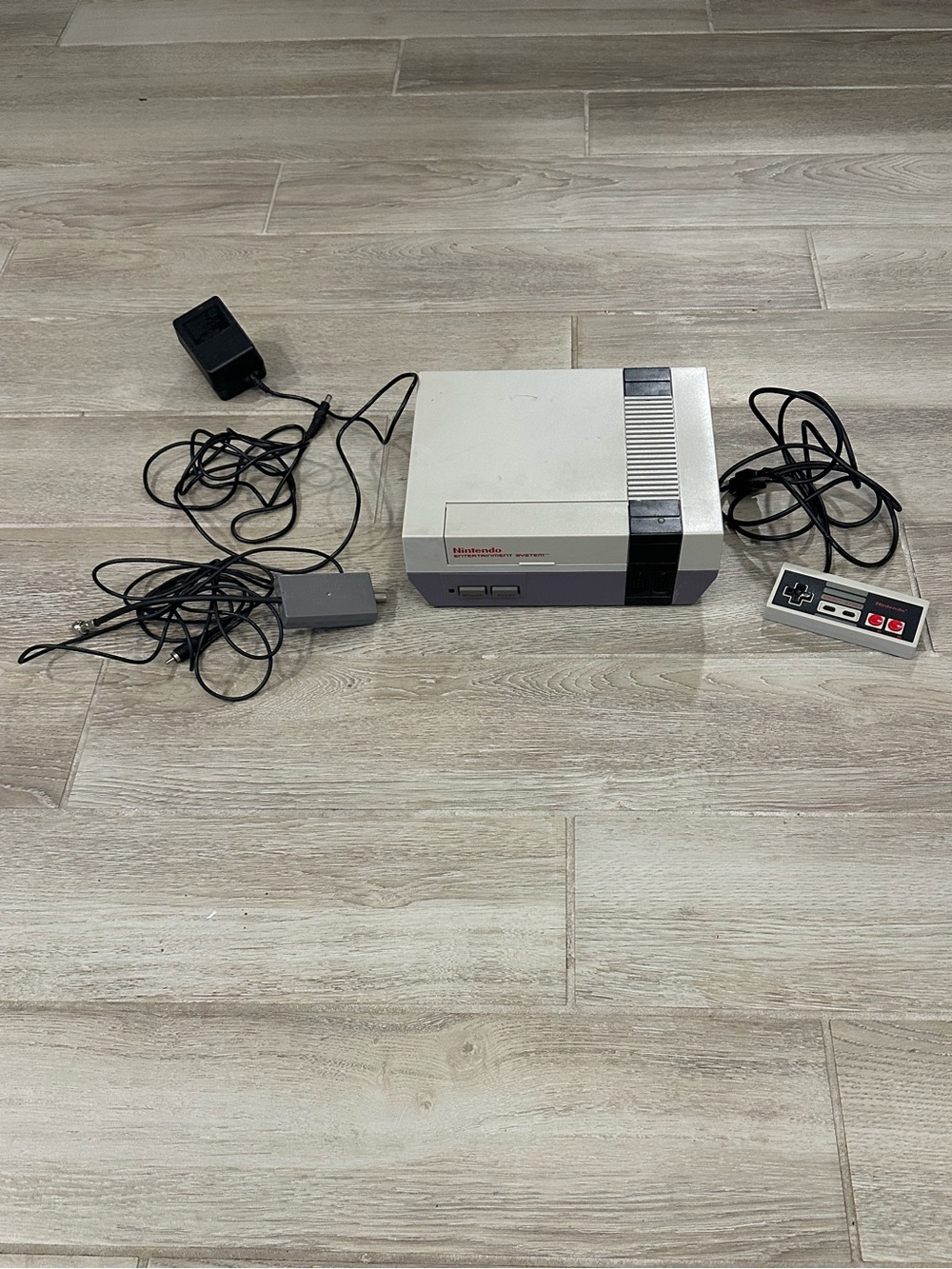 VTG 1985 Nintendo NES Console With Controller & Cables/Cords (NES-001)